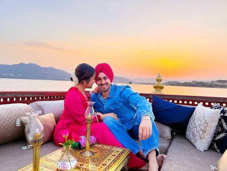 Neha Kakkar dan suami (instagram.com/nehakakkar)