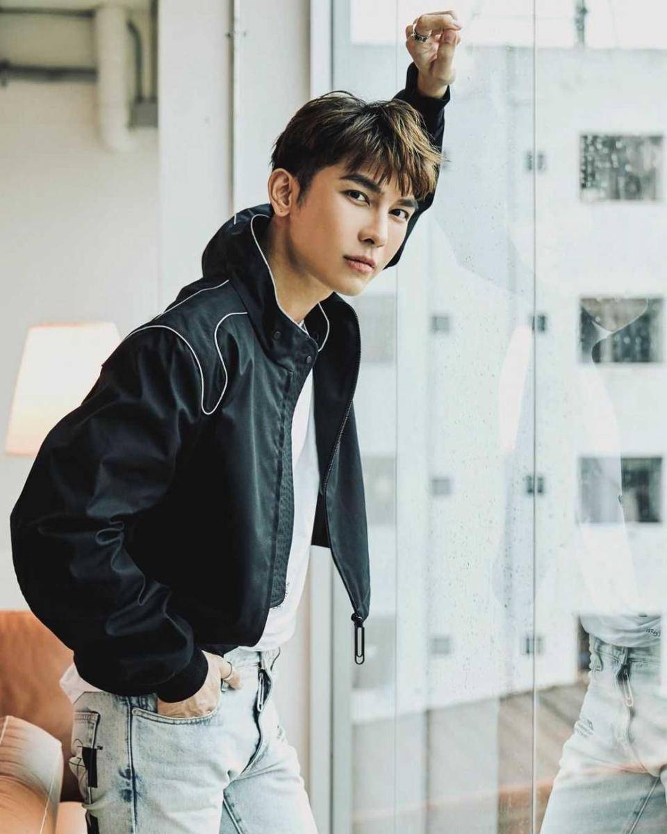 Mew Suppasit (instagram.com/mewsuppasit)