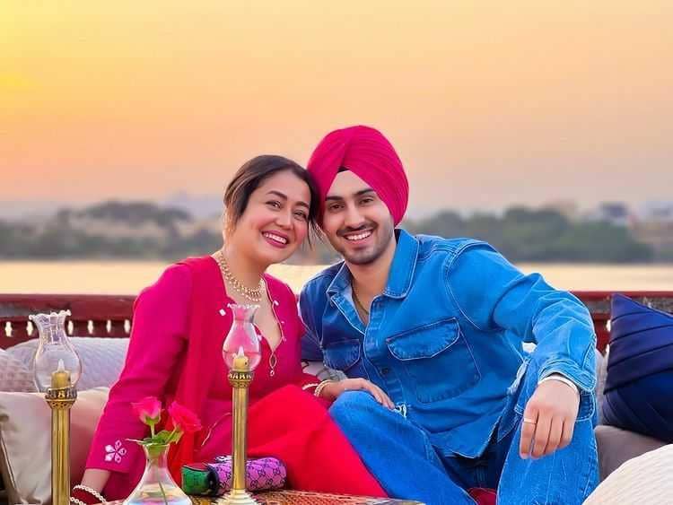 9 Foto Anniversary Artis India Neha Kakkar dan Suami, Rohanpreet Singh