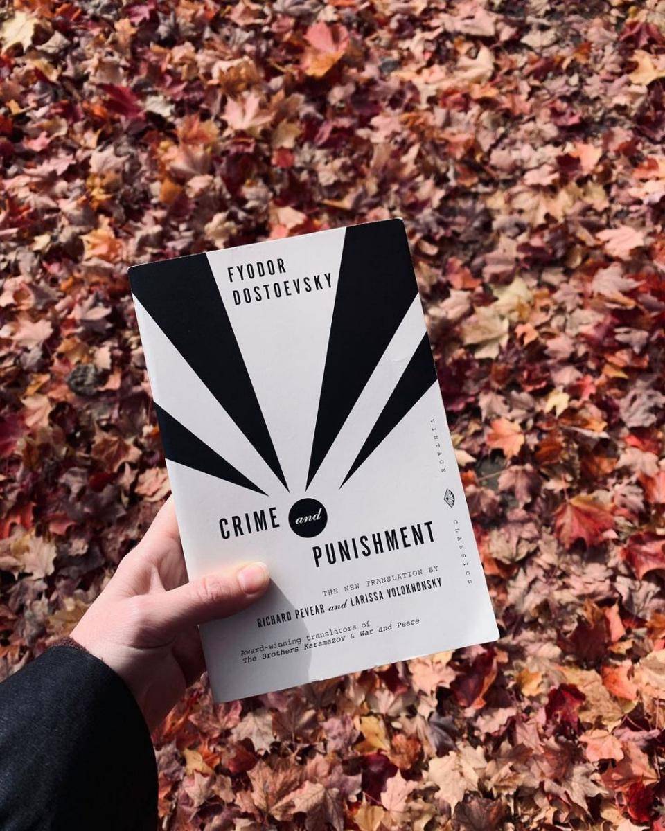 Crime and Punishment oleh Fyodor Dostoyevsky (instagram.com/giselle.reads)