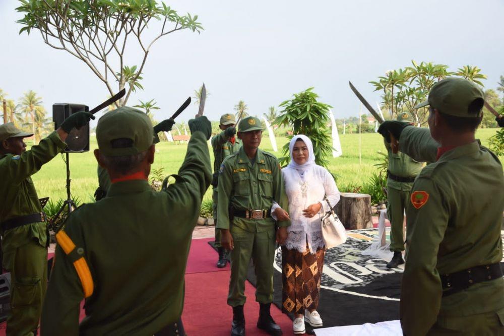 Unik! Pernikahan Anggota Linmas di Subang Gunakan Golok
