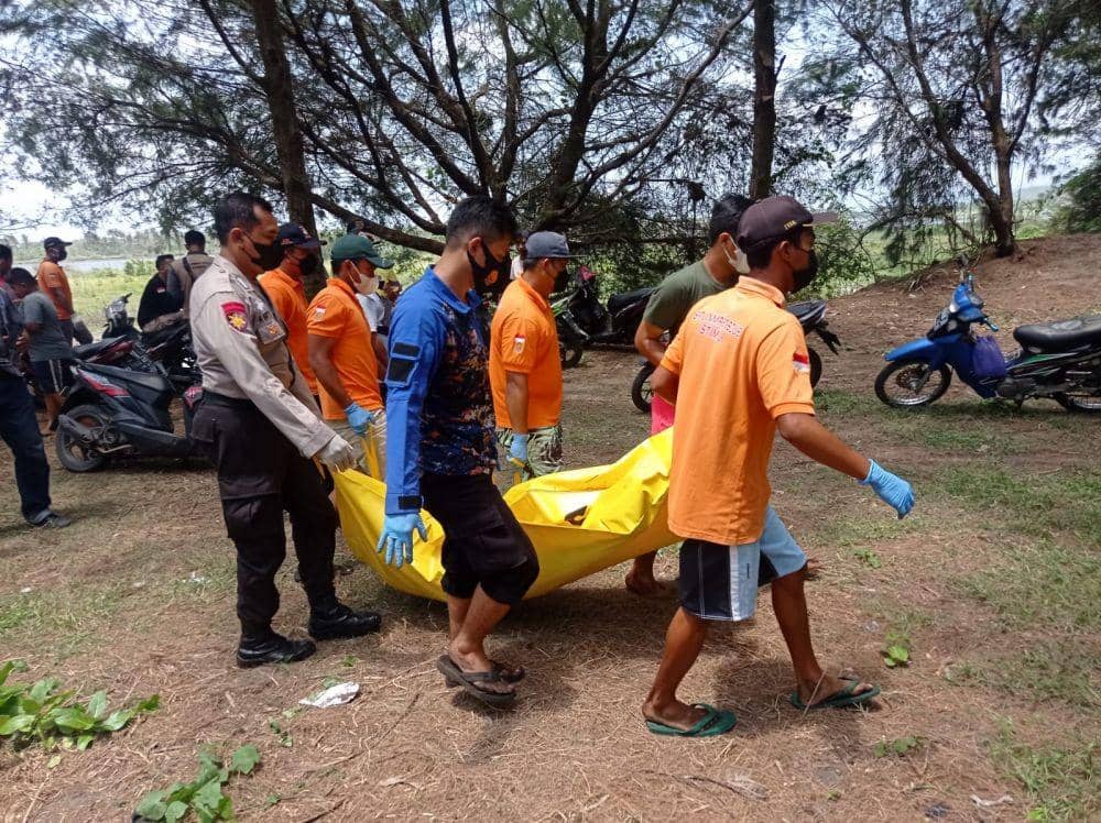 Penemuan sesosok mayat di sisi timur muara sungai Opak Pantai Depok Bantul.(doc.Sar Satlinmas Wilayah III Bantul)
