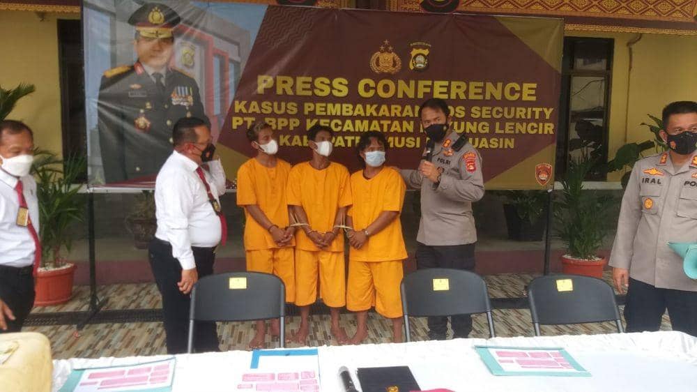 Press rilis pelaku pembakaran pos penjagaan di wilayah sumur minyak ilegal (IDN Times/istimewa)