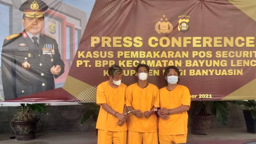 Press rilis pelaku pembakaran pos penjagaan di wilayah sumur minyak ilegal (IDN Times/istimewa)