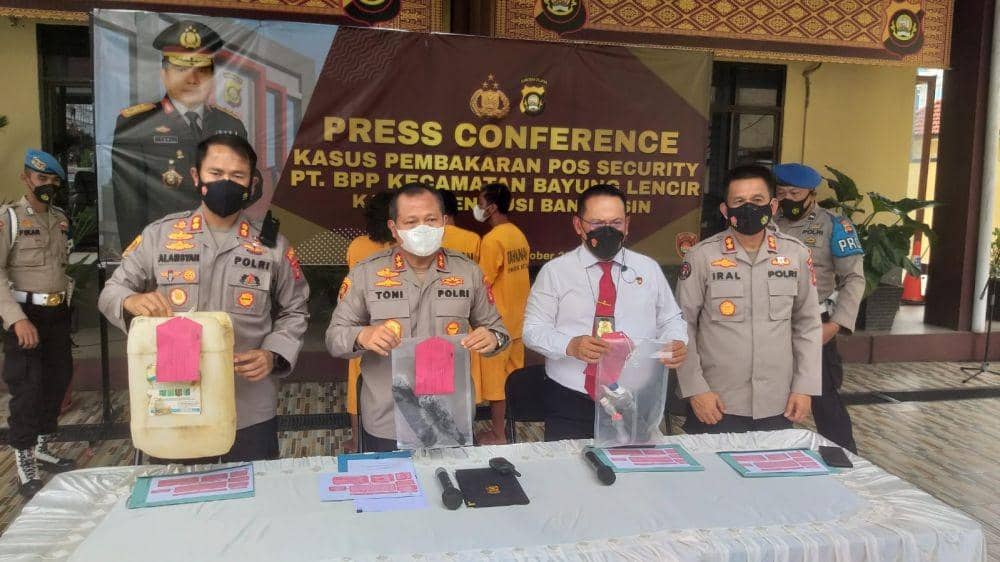 Press rilis pelaku pembakaran pos penjagaan di wilayah sumur minyak ilegal (IDN Times/istimewa)