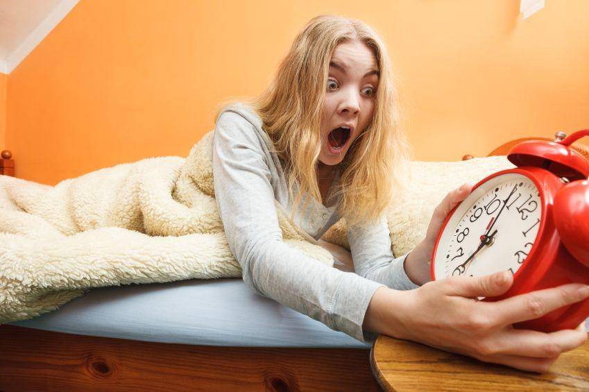 ilustrasi terlambat bangun tidur (launch-marketing.com)
