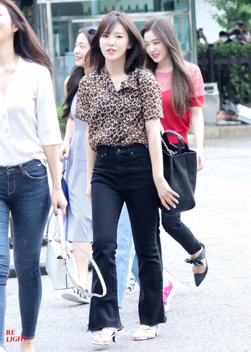 Kemeja Wendy Red Velvet (twitter.com/archivedwendy)