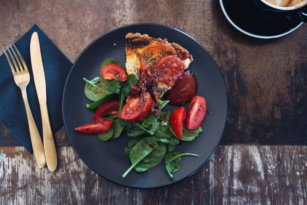 ilustrasi swiss chard tart (unsplash.com/Melissa Walker Horn)