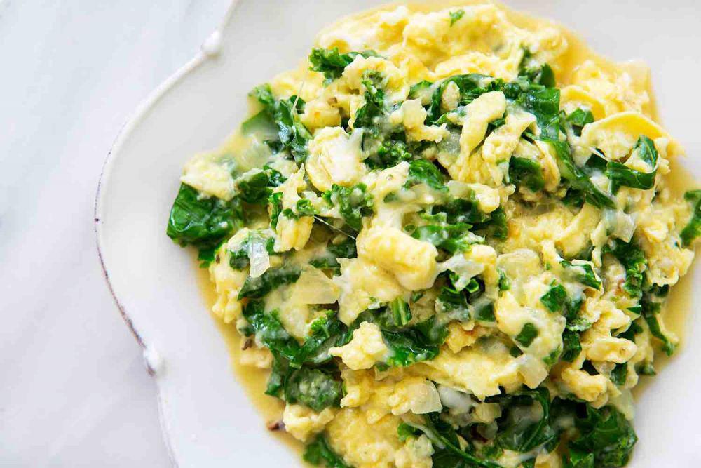 ilustrasi scramble egg with spinach and mozzarella (simplyrecipes.com)