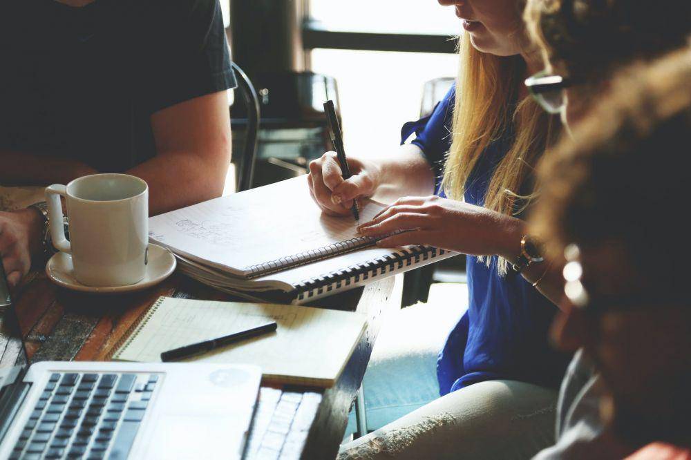 ilustrasi belajar menulis skenario film (pexels.com/ Startup Stock Photos)