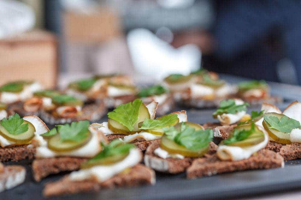 ilustrasi blini with cucumber (pexels.com/Julia Filirovska)