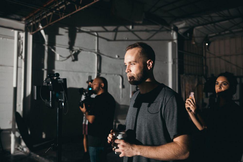 Ilustrasi di balik kamera proses syuting sebuah film (pexels.com/Kyle Loftus)