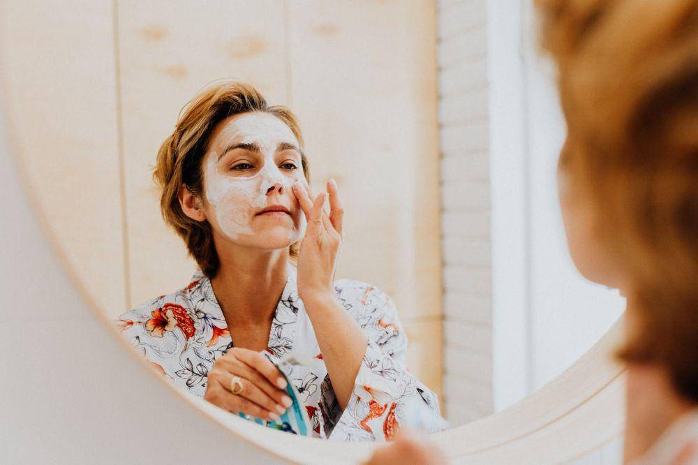 Ilustrasi perempuan memakai masker (pexels.com/karolinagrabowska)
