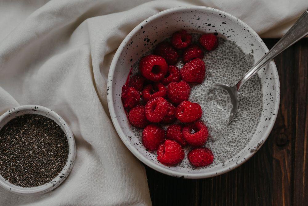 ilustrasi strawberry chia seeds pudding (pexels.com/Polina Kovaleva)
