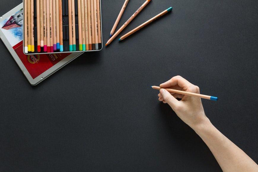 potret seseorang yang sedang memegang pensil warna (unsplash.com/Neven Krcmarek)