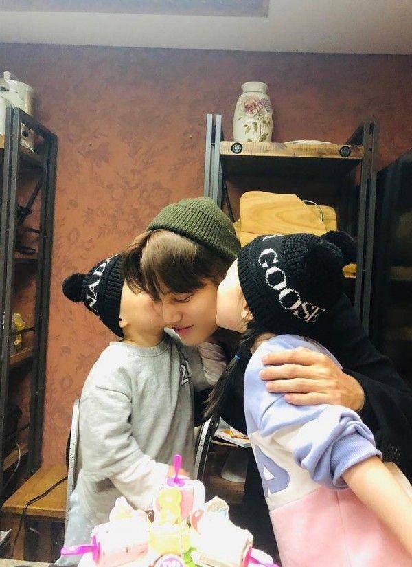Kai EXO dan keponakan (instagram.com/zkdlin)