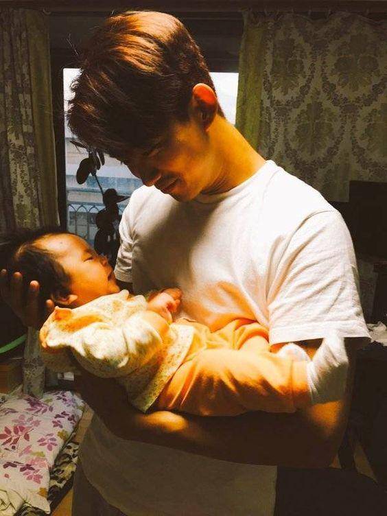 Taecyeon 2PM dan keponakan (twitter.com/taeccool)