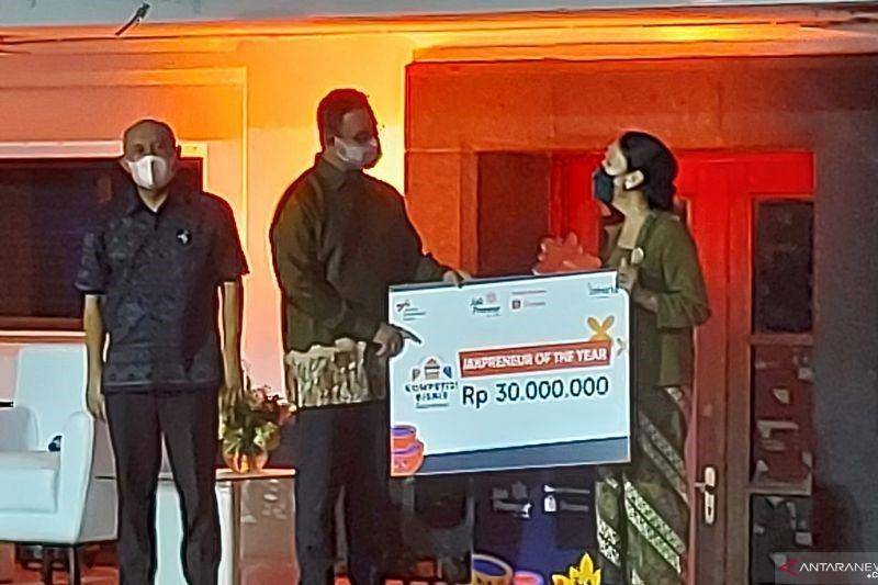 Gubernur DKI Jakarta Anies Baswedan (tengah) saat memberi apresiasi senilai Rp30 juta kepada pelaku UMKM pada acara Malam Apresiasi Jakpreneur Fest 2021 di Museum Mandiri, Jakarta Barat pada Minggu (24/10/2021) (ANTARA)