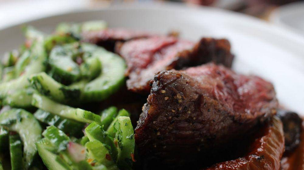 ilustrasi steak with swiss chard salad (unsplash.com/Pragya Saxena)