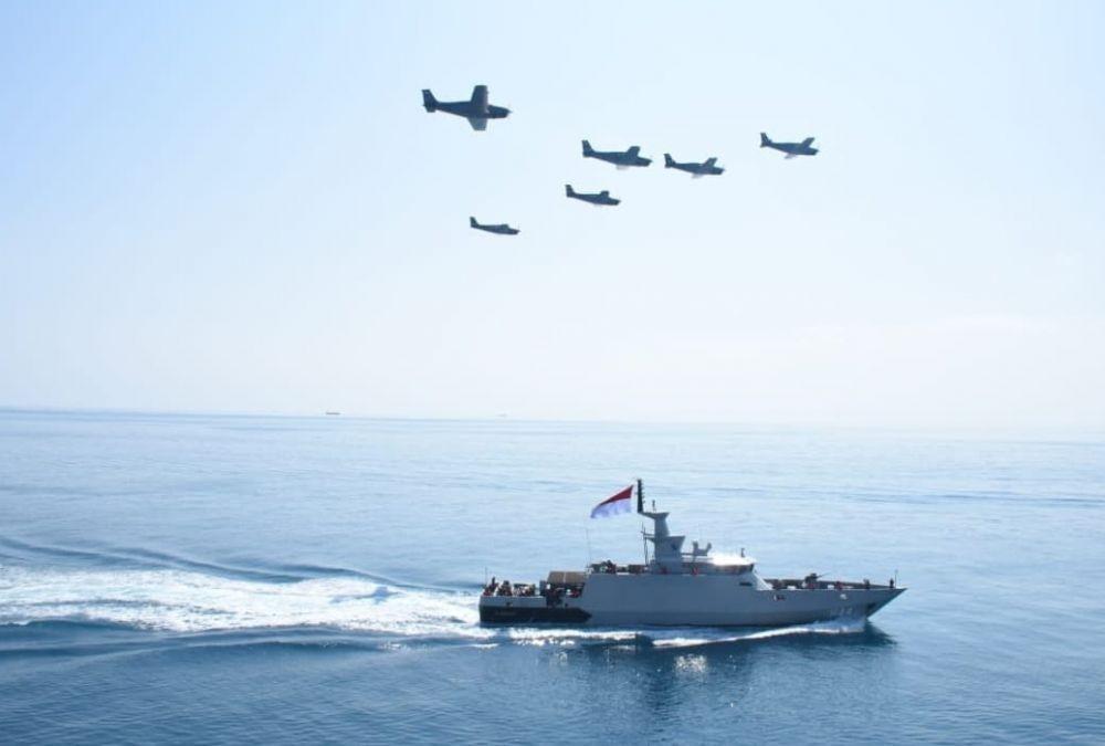Latihan amfibi yang melibatkan alutsista TNI AL di perairan Dabosingkep, Riau yang jadi bagian dari Latihan Armada Jaya XXXXI pada 2021. Latihan tahunan itu diikuti oleh 4.300 prajurit TNI AL. (www.instagram.com/@koarmada_1)