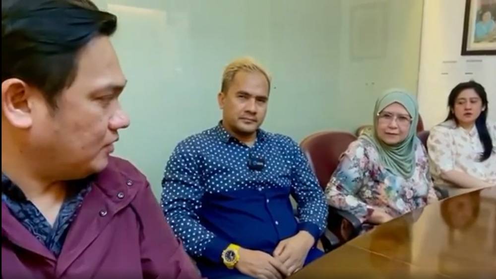 Tangkapan layar Farhat Abbas mengumumkan Saipul Jamil bergabung ke Partai Pandai. (Instagram.com/@farhatabbasofficial)