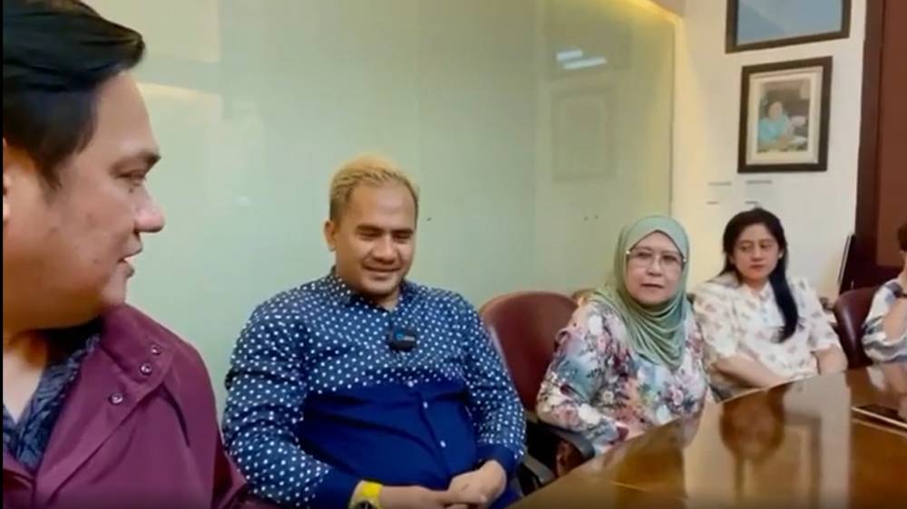 Tangkapan layar Farhat Abbas mengumumkan Saipul Jamil bergabung ke Partai Pandai. (Instagram.com/@farhatabbasofficial)
