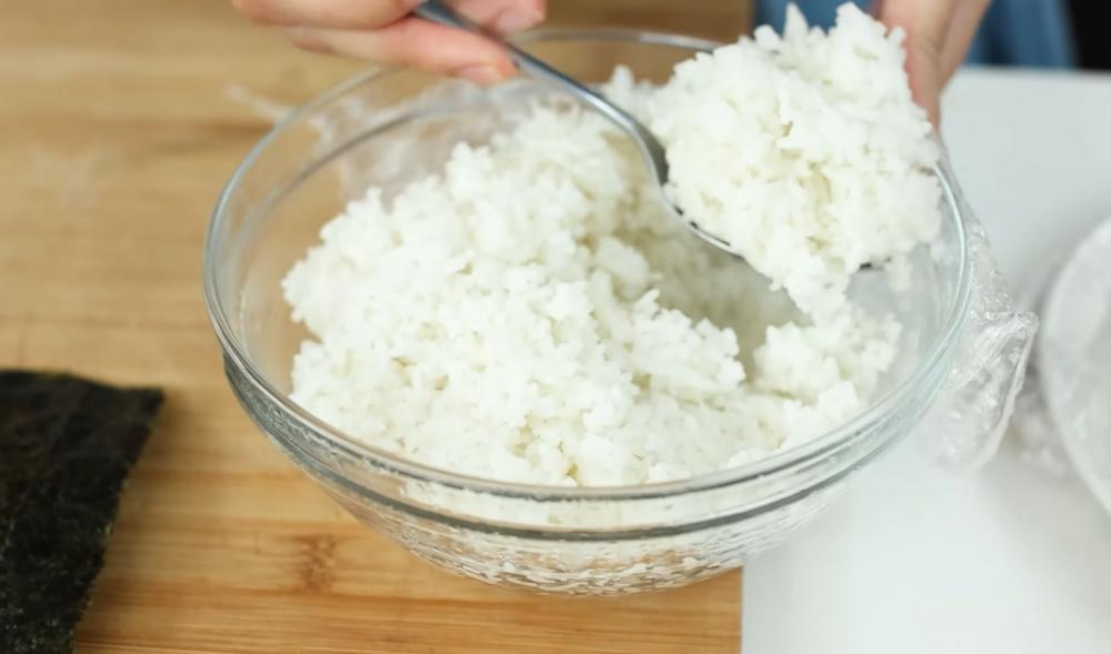 Nasi untuk membuat onigirazu (youtube.com/Devina Hermawan)