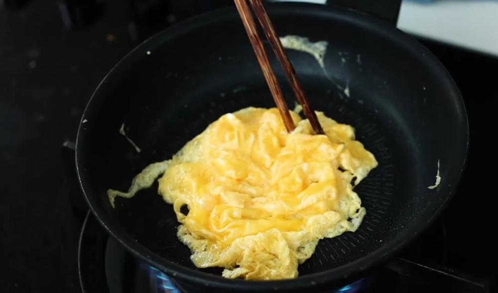 Proses membuat scrambled egg (youtube.com/Devina Hermawan)