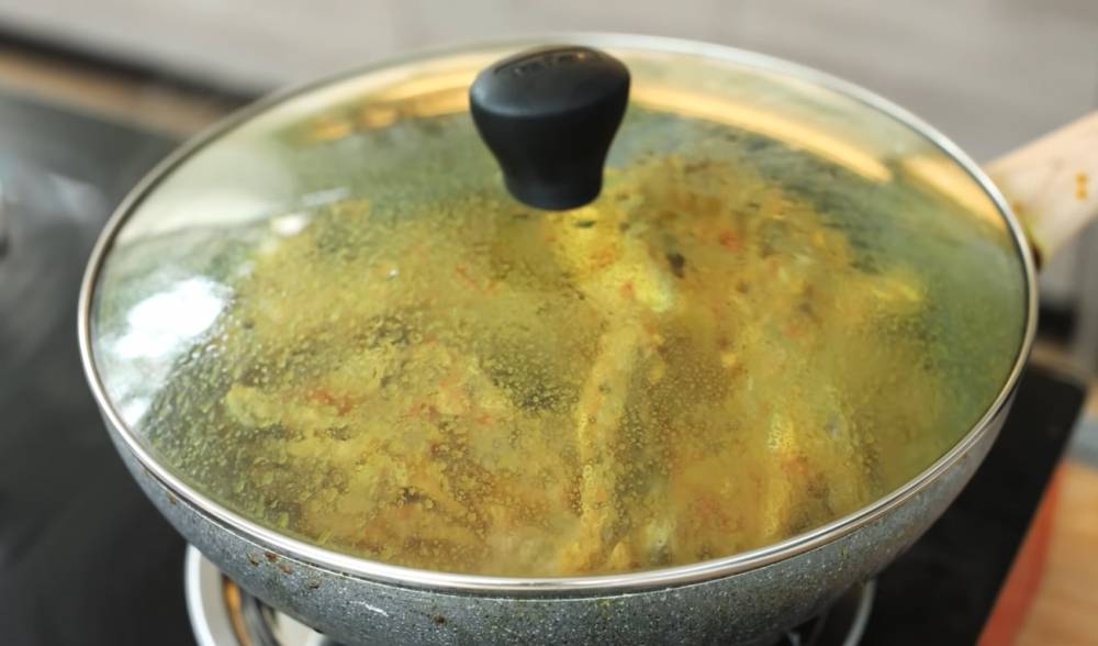 Proses memasak ayam betutu dengan cara diungkep (youtube.com/Devina Hermawan)