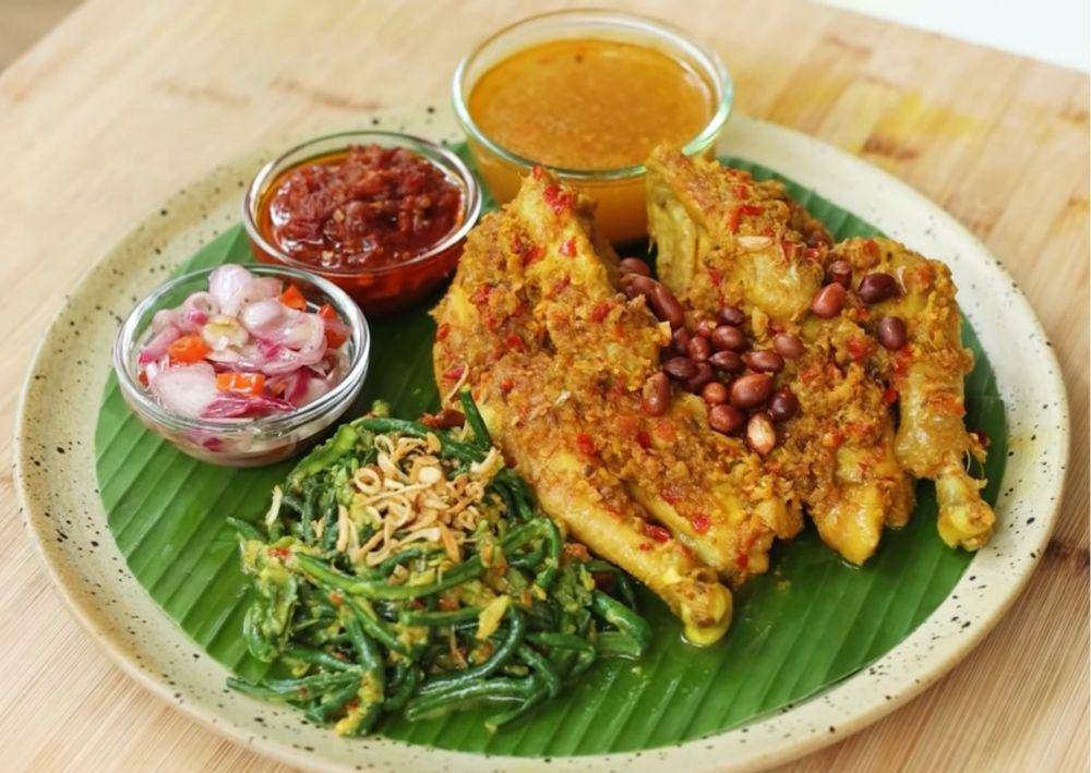 Ayam betutu khas bali (youtube.com/Devina Hermawan)