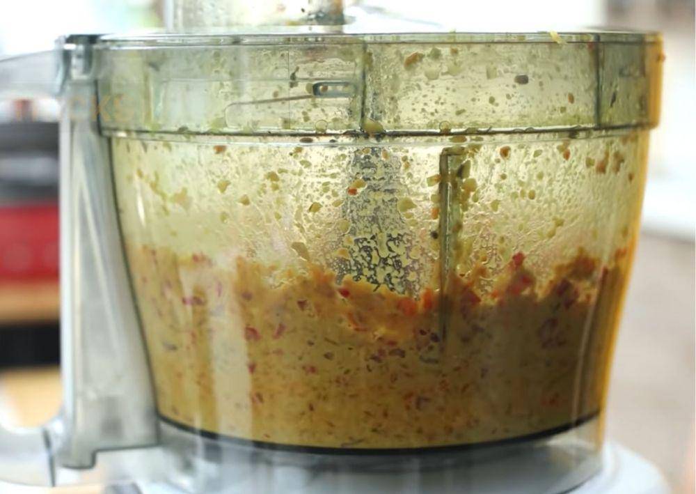 Proses memblender bumbu ayam betutu (youtube.com/Devina Hermawan)