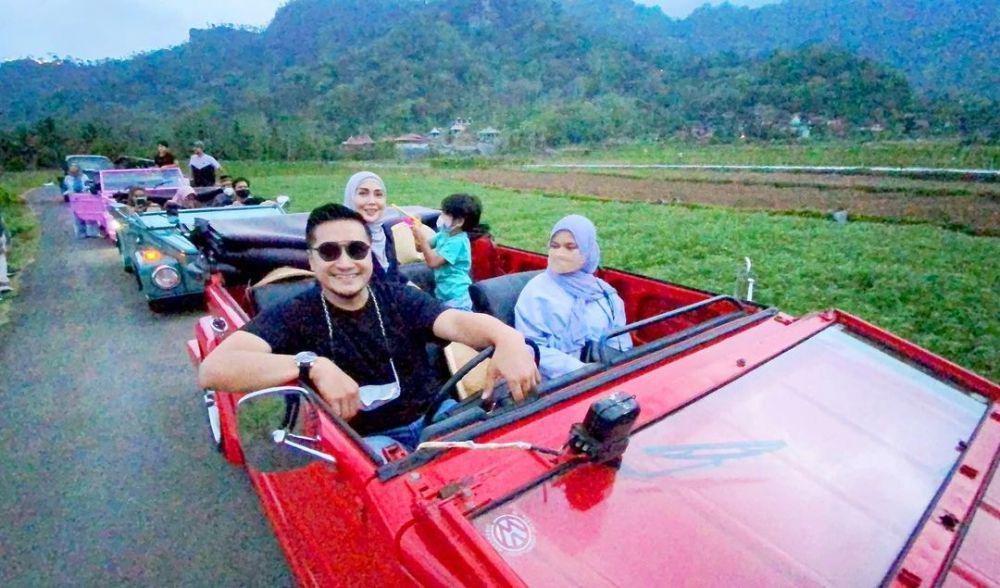 10 Potret Seru Liburan Keluarga Arie Untung, Main ke Sawah