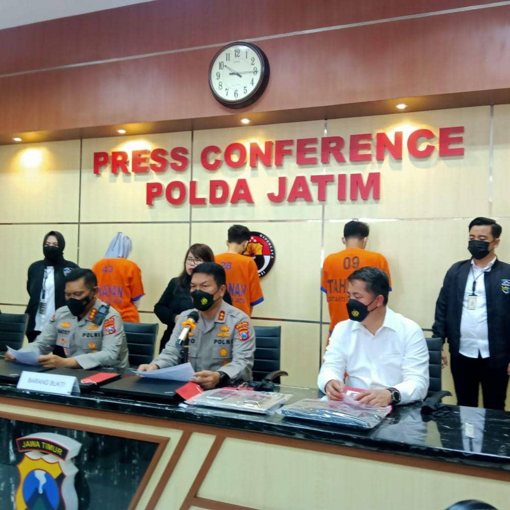Polda Jatim rilis ungkap kasus Pinjol ilegal. Dok. Humas Polda Jatim.