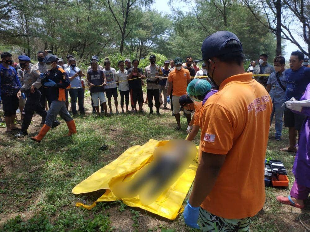 Penemuan sesosok mayat di sisi timur muara sungai Opak Pantai Depok Bantul. (dok. SAR Satlinmas Wilayah III Bantul)