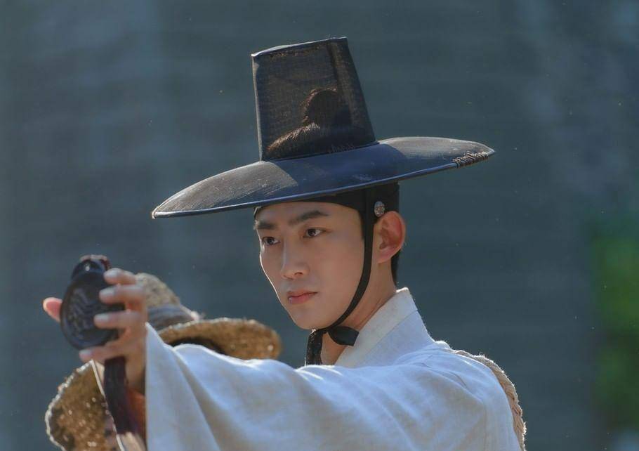 cuplikan adegan Taecyeon di drama Secret Royal Inspector Joy (instagram.com/tvn_drama)