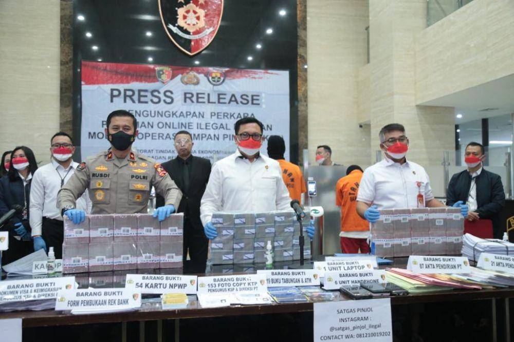 Bareskrim Polri amankan barang bukti pinjaman online ilegal Rp20,4 miliar. (dok. Humas Polri)