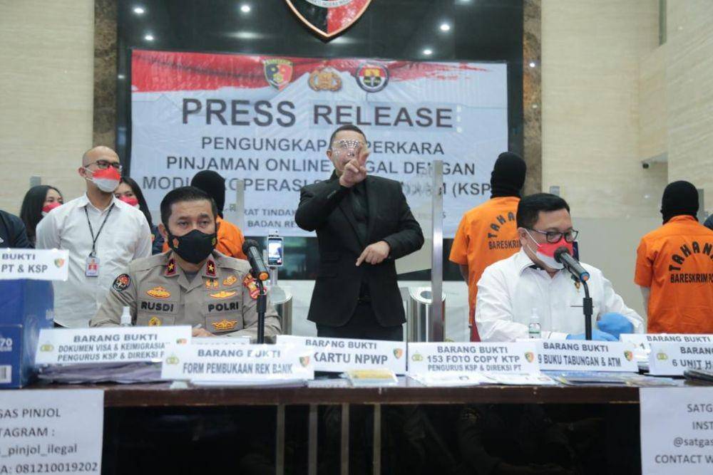 Bareskrim Polri amankan barang bukti pinjaman online ilegal Rp20,4 miliar. (dok. Humas Polri)