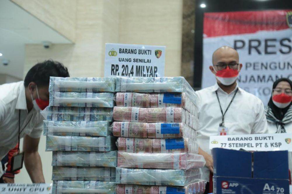 Bareskrim Polri amankan barang bukti pinjaman online ilegal Rp20,4 miliar. (dok. Humas Polri)