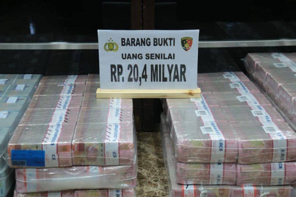 Bareskrim Polri amankan barang bukti pinjaman online ilegal Rp20,4 miliar. (dok. Humas Polri)