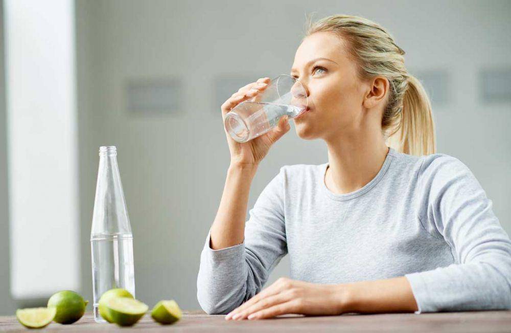 Ilustrasi perempuan sedang minum (womenshealth.com.au/how-much-water-should-you-drink-per-day/)