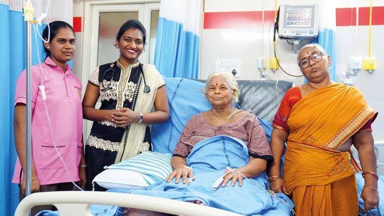 Yerramatti Mangayamma sesudah bersalin dan dikelilingi keluarga. (fridaymagazine.ae)