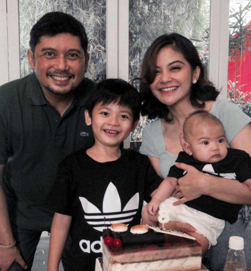 potret keluarga Tiwi eks T2 (instagram.com/tentangtiwi)