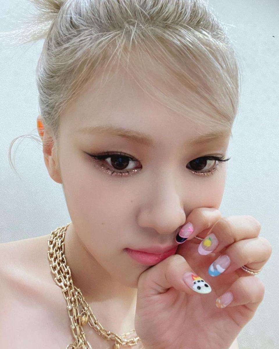 Nail art Rose BLACKPINK (instagram.com/roseblackpinks)