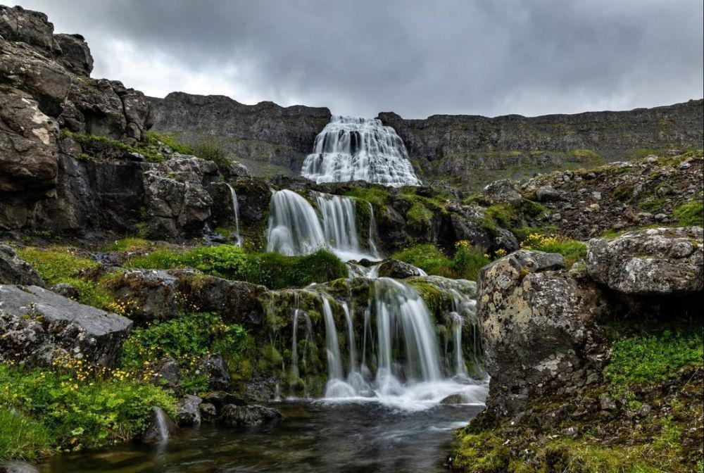 5 Air Terjun Paling Memesona di Islandia, Dikelilingi Alam Hijau