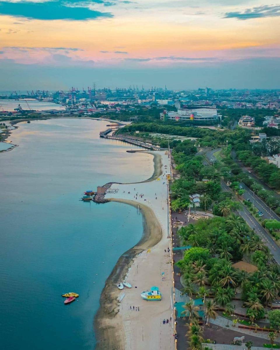 Pantai Ancol, Jakarta (instagram.com/omroy02_)