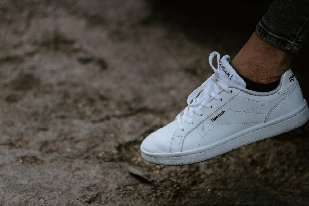 Ilustrasi sepatu putih (unsplash.com/Ashkan Forouzani)