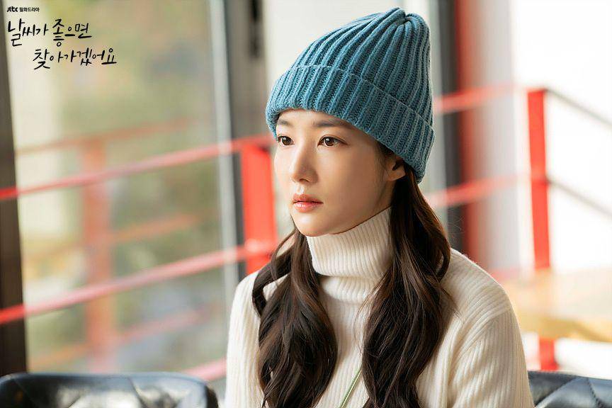 potret Park Min Young di dalam Caffé Tiamo — Yeongwol Jungang-ro Branch (dok. JTBC/When The Weather Is Fine)