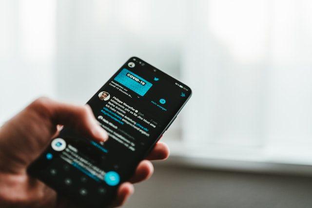 ilustrasi menggunakan medsos twitter (unsplash.com/purzlbaum)