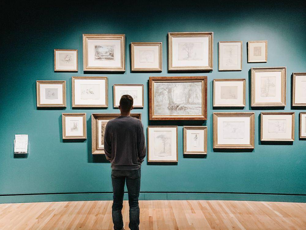ilustrasi galeri dinding (unsplash.com/@derickray)
