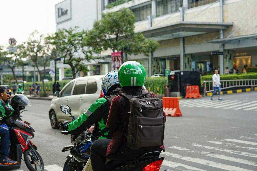 ilustrasi! naik ojek online (unsplash.com/Afif Kusuma)